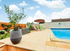 Nice Home In Vitry-en-charollais With Outdoor Swimming Pool, Wifi And Heated Swimming Pool - Vitry-en-Charollais - Piscine