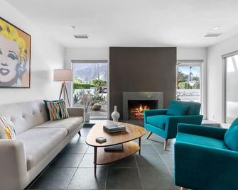 Stylish PS Home w/heated pool/spa & mountain views - Palm Springs - Sala de estar