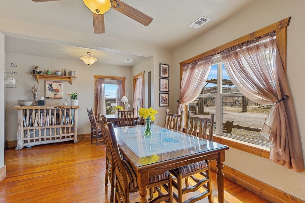 Charming 2-bedroom B&B with WiFi, AC in gorgeous Williams - וויליאמס - חדר אוכל
