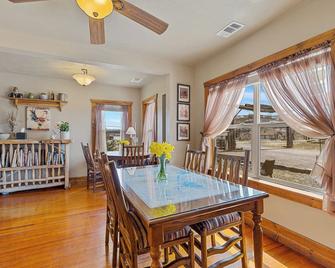 Charming 2-bedroom B&B with WiFi, AC in gorgeous Williams - Williams - Comedor