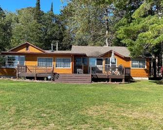 A Touch of northwoods on the lake, create your memories and feel at home. - Siren - Edificio