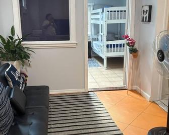 Perfect for Tourists - Explore NYC from Queens! - New York - Living room