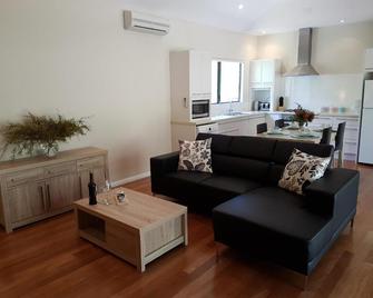 Jarrah Grove Forest Retreat - Margaret River - Living room