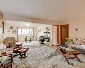 Juneau Apartment - Walk to Hiking and Breweries - Juneau - Living room