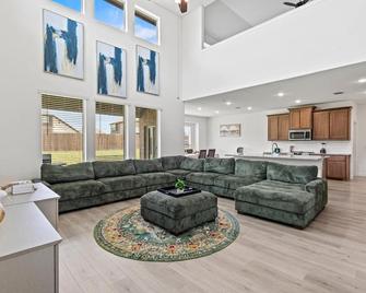 Rooftop Bliss 4BR with Crib Office space Fast Wifi Free Parking - Mesquite - Wohnzimmer