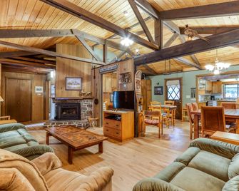 Dog-Friendly Cabin Close To The Village - Sharc Passes Included - Sunriver - Living room