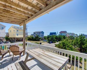 Semi-Oceanfront Beach Cottage II. Access across street to shops and restaurants - Avon - Balcón