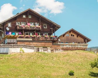 Mountain farm; historical wood construction; free-standing at 900m on the mountain - Міттерзілль - Будівля