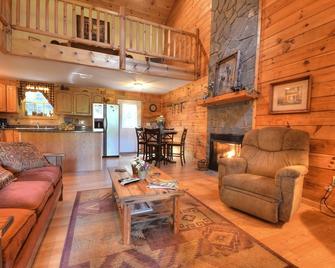 Rising Ridge Cabin - Free Local Brewery Tours + Family Friendly Cabin + Close to - Cherokee - Living room