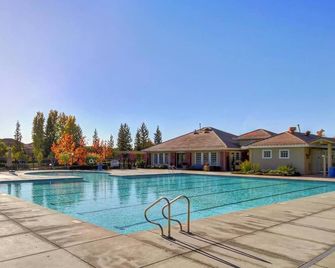 Wind House Luxury Next To Downtown Oldtown Airport Sleeptrain Arena Pool Sauna - Sacramento - Piscina