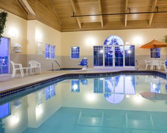 Quality Inn & Suites Stillwater - Stillwater - Piscina