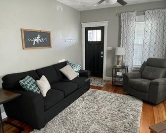 Cozy Home in the heart of Dyersville, IA! - Dyersville - Living room