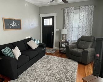 Cozy Home in the heart of Dyersville, IA! - Dyersville - Sala de estar