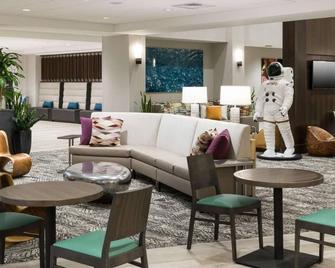 Indulge in Home Like Comfort! Pool, Kitchenette, Free Breakfast, Parking! - Cabo Cañaveral - Lounge