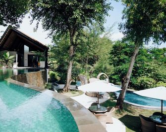 Deep Roots Dive & Yoga Resort - Nusa Penida - Pileta