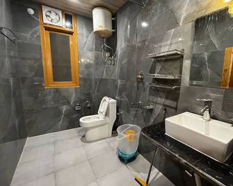 Hotel Mid Orchard Kasol l River Side - Kasol - Baño