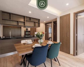 Brand New 2 BR Condo in Reforma - King Beds - Mexico City - Dining room