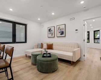 Modern Coastal City Stay Waterfront and Airport - Boston - Sala de estar