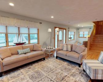 Long Beach & Private Good Harbor Beach, Beautiful Luxury Home, Ext'd Famil - Gloucester - Living room