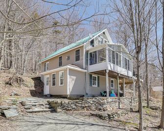 Jeffersonville Home w/ Deck Near Hiking & Climbing - Jeffersonville - Gebäude