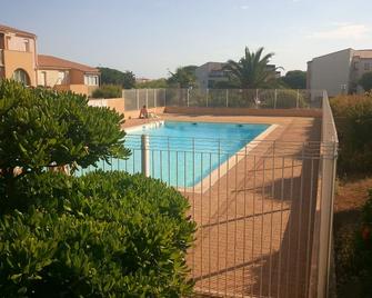 Lara 3 - T2 Loggia Piscine 2 lits doubles Parking Près du centre-port et île Loisirs - Agde - Pool