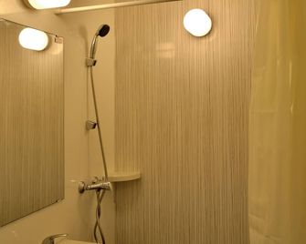 Zodiak Mt Haryono By Kagum Hotels - Jakarta - Bathroom