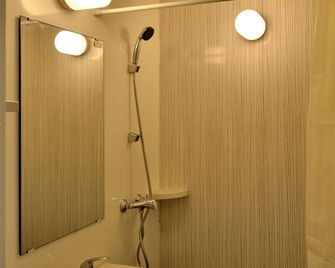 Zodiak Mt Haryono By Kagum Hotels - Yakarta - Baño