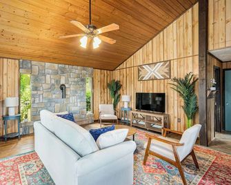 Modern w Mountain Views, Hot Tub, Deck & Fire Pit - Berkeley Springs - Sala de estar