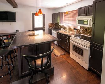 Bird's Nest at Hillman Marsh - Cute cozy cottage - WIFI now available! - Leamington - Kitchen