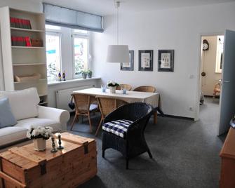 Beautiful 2-Room Apartment In Dresden-Bühlau, Directly On The Heath, But Close To The City, Wifi - Dresden - Living room