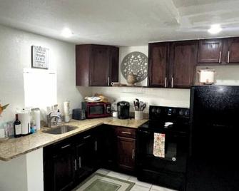 La Petite Maison Bleue - West Palm Beach - Kitchen