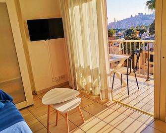 Menton Bord De Mer Studio Calme Avec Balcon, Ascenseur, Climatisation, Ideal Location Quiet Near Sea, Balcony, Elevator, Ac - Menton - Balkon