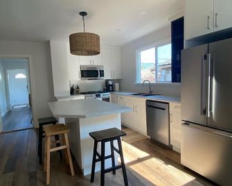 Heart of Downtown - Cottage Home - 10 min walk to the beach - Pet Friendly - Penticton - Kitchen