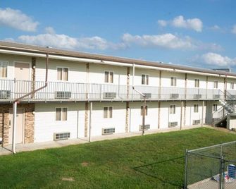 2 Queen Beds Suite Non-Smoking - Marshall - Building