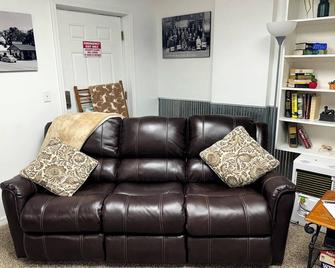 Welcoming & large, cozy apartment w/ covered parking, 1 minute walk to downtown - Neosho - Вітальня