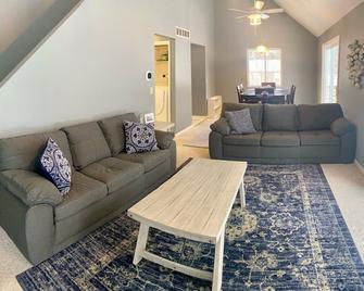 Silver Lake Home with beach access, neighborhood pool and games! - Mears - Sala de estar