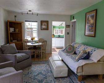 Pet Friendly Cottage - Los Osos - Living room