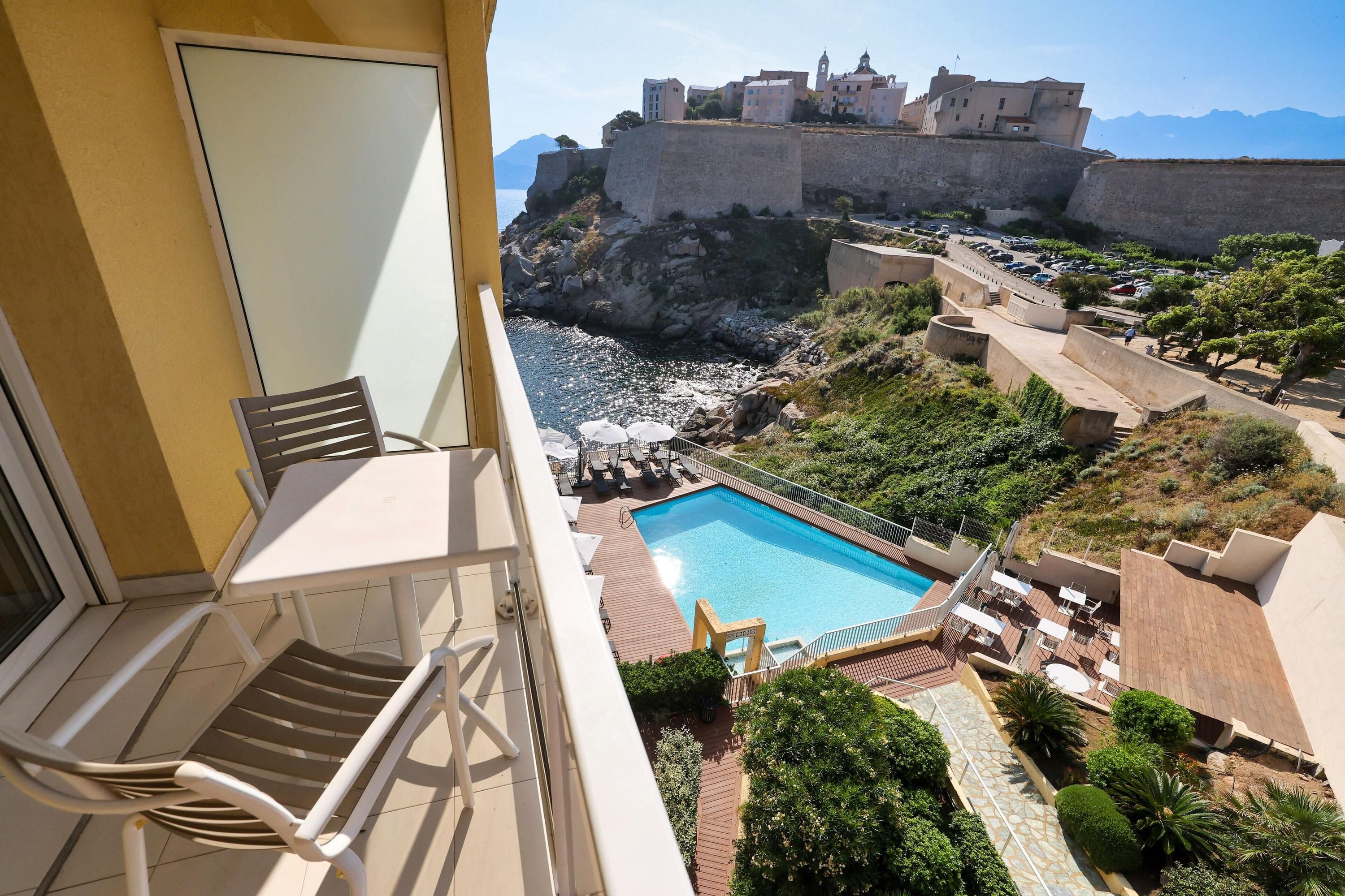 Hotel Saint Christophe - קאלבי - מרפסת