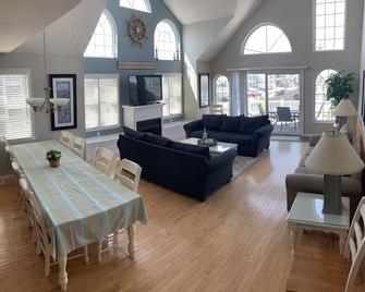 Beautiful 4-bedroom, beach block home in Sea Isle City! - Sea Isle City - Living room