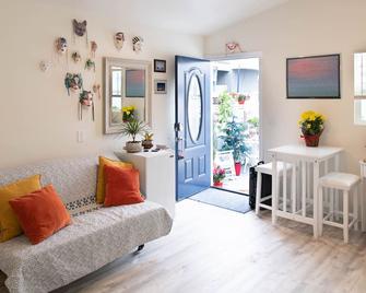 Enchanting Cottage Up To 6 , W/Parking, A/C , 16mns To Zoo, Gas Lamp, Beaches - San Diego - Living room