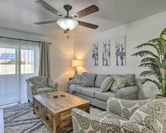 Downtown Gilbert Condo with Screened Porch! - Gilbert - Living room