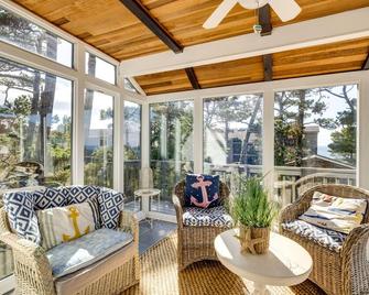 Coastal Tillamook Vacation Rental Ocean Views! - Tillamook - Soggiorno