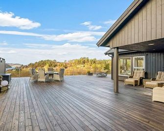 8 person holiday home in Lyngdal - Lyngdal - Balcón