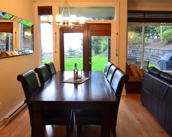 Pacific Tide Beach House, Resort Drive, Rathtrevor Park, Ocean View!! - Parksville - Dining room