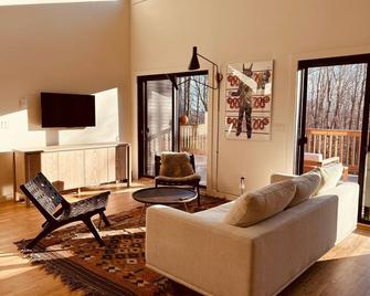 Modern Cabin in the Woods - Livingston Manor - Living room