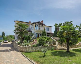 Apartment Ljiljana I with Terrace in Porec - Veli Maj - Gebäude