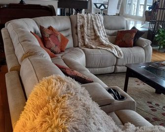 Spacious Louisville riverfront retreat, gorgeous fall view, Bourbon Trail. - Prospect - Living room