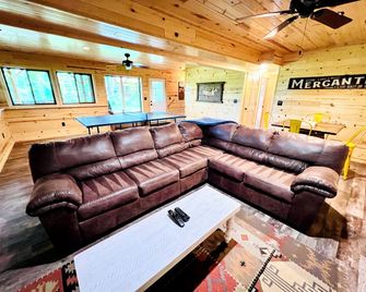 Pet-Friendly Lakeside Cabin Ideal for a Family Getaway in Wisconsin - Stone Lake - Sala de estar
