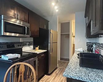 2 bedroom apartment by the Sturgeon River - Saint Albert - Kitchen