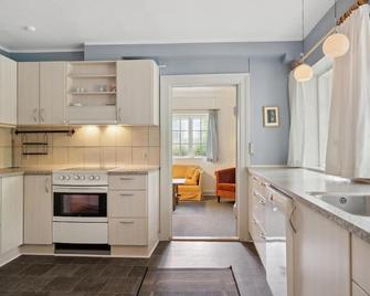 Treat yourself to some time out in this cozy and idyllic hunting lodge near Egeskov Castle. - Ringe - Kitchen